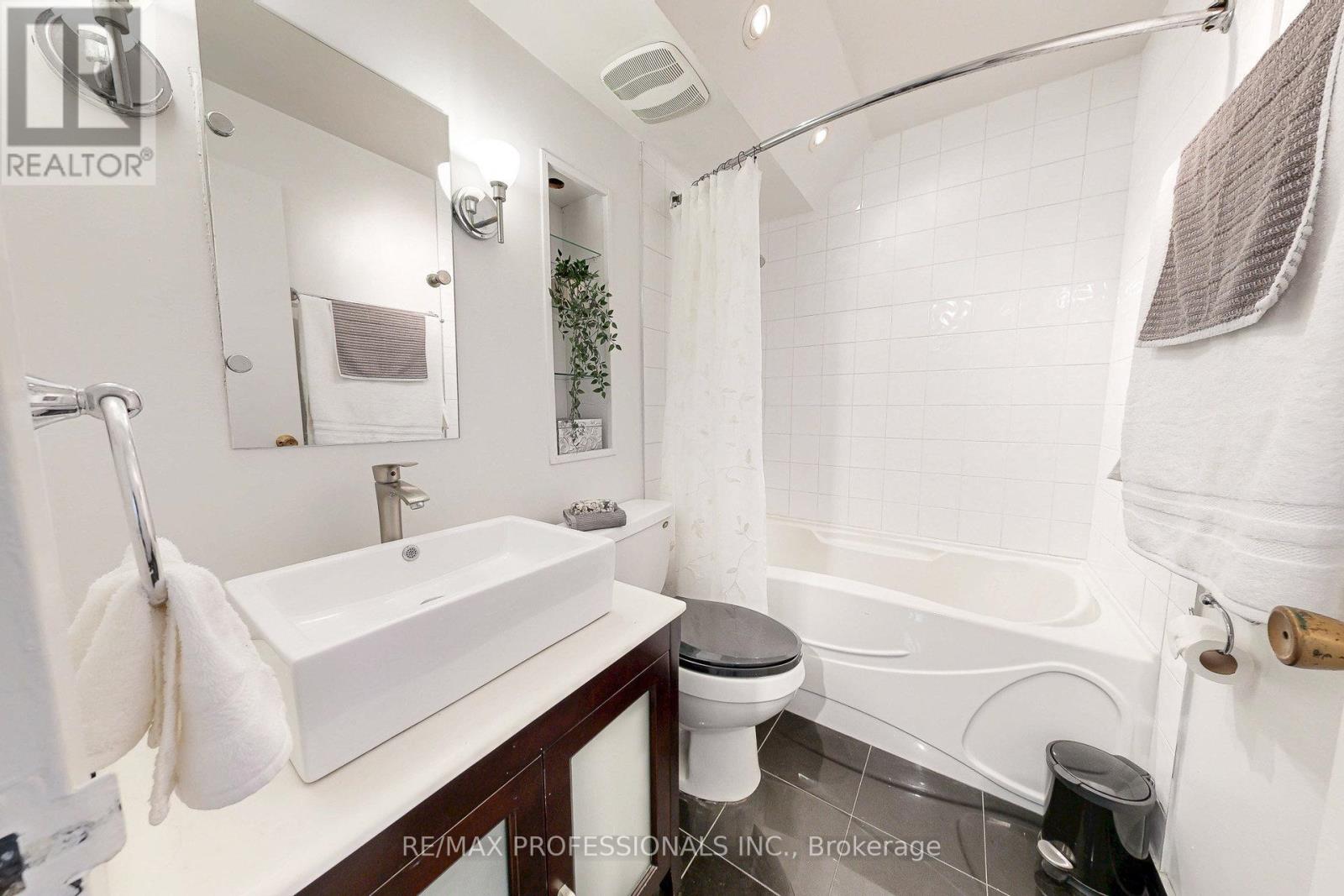 907 - 151 La Rose Avenue, Toronto, Ontario  M9P 1B3 - Photo 4 - W12498946