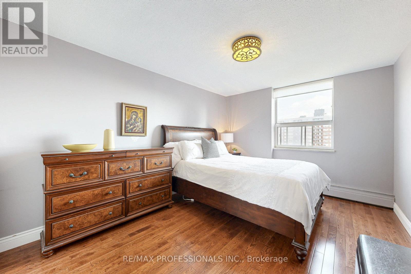 907 - 151 La Rose Avenue, Toronto, Ontario  M9P 1B3 - Photo 6 - W12498946