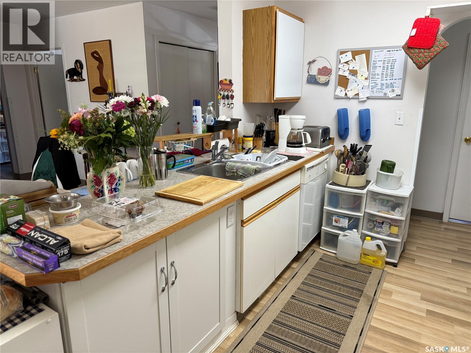 705 1st Avenue Nw, Weyburn, Saskatchewan  S4H 1P4 - Photo 3 - SK017209