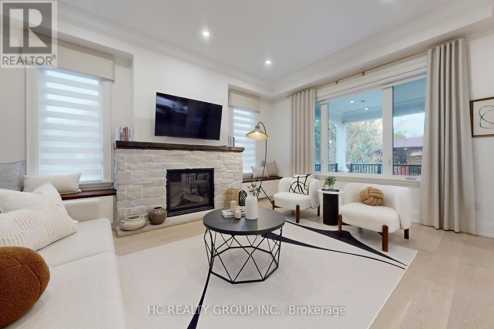 6077 Hillsdale Drive, Whitchurch-Stouffville, Ontario  L4A 3B7 - Photo 2 - N12499004