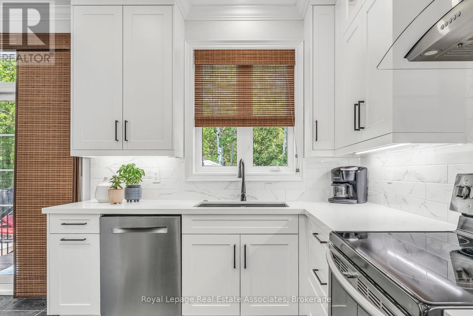 273 Duskywing Way, Oakville (Br Bronte), Ontario  L6L 6X5 - Photo 17 - W12455259