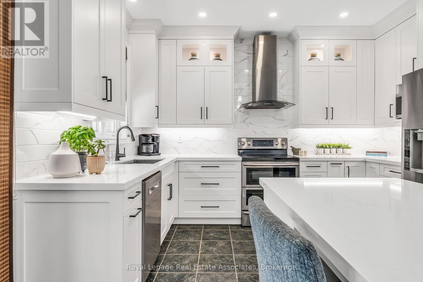 273 Duskywing Way, Oakville (Br Bronte), Ontario  L6L 6X5 - Photo 19 - W12455259