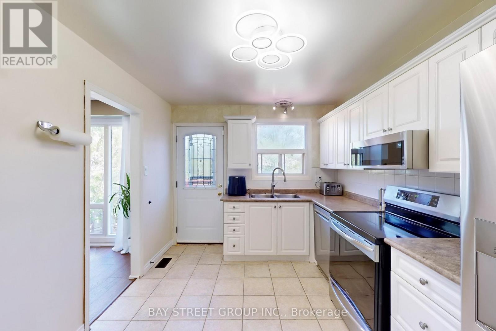 6119 Wabukayne Court, Mississauga, Ontario  L5N 2B1 - Photo 15 - W12498996