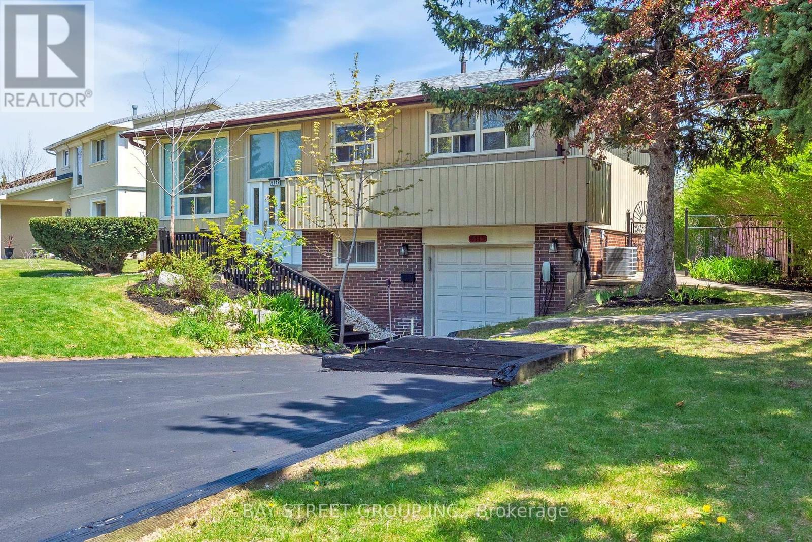 6119 Wabukayne Court, Mississauga, Ontario  L5N 2B1 - Photo 2 - W12498996