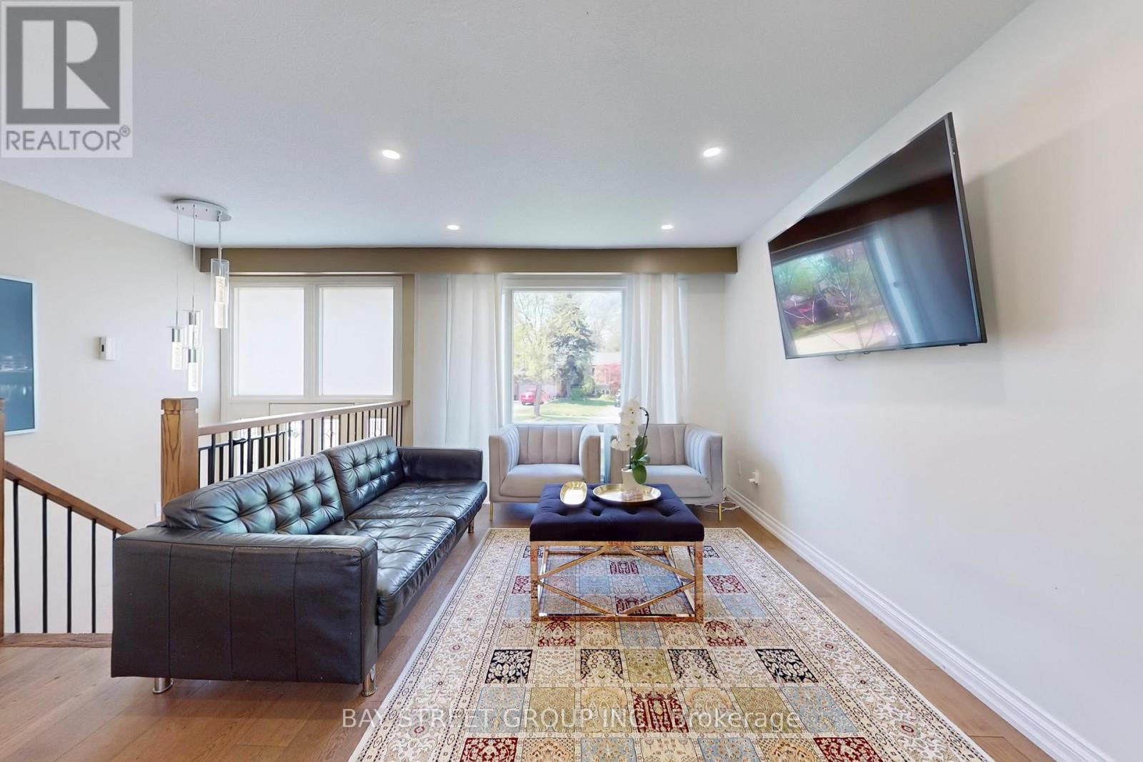 6119 Wabukayne Court, Mississauga, Ontario  L5N 2B1 - Photo 4 - W12498996