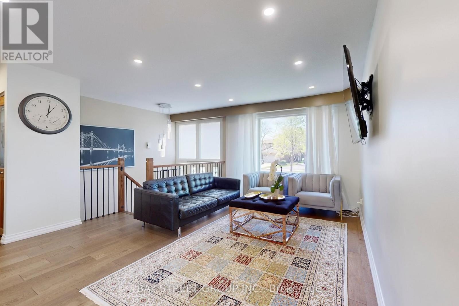 6119 Wabukayne Court, Mississauga, Ontario  L5N 2B1 - Photo 5 - W12498996