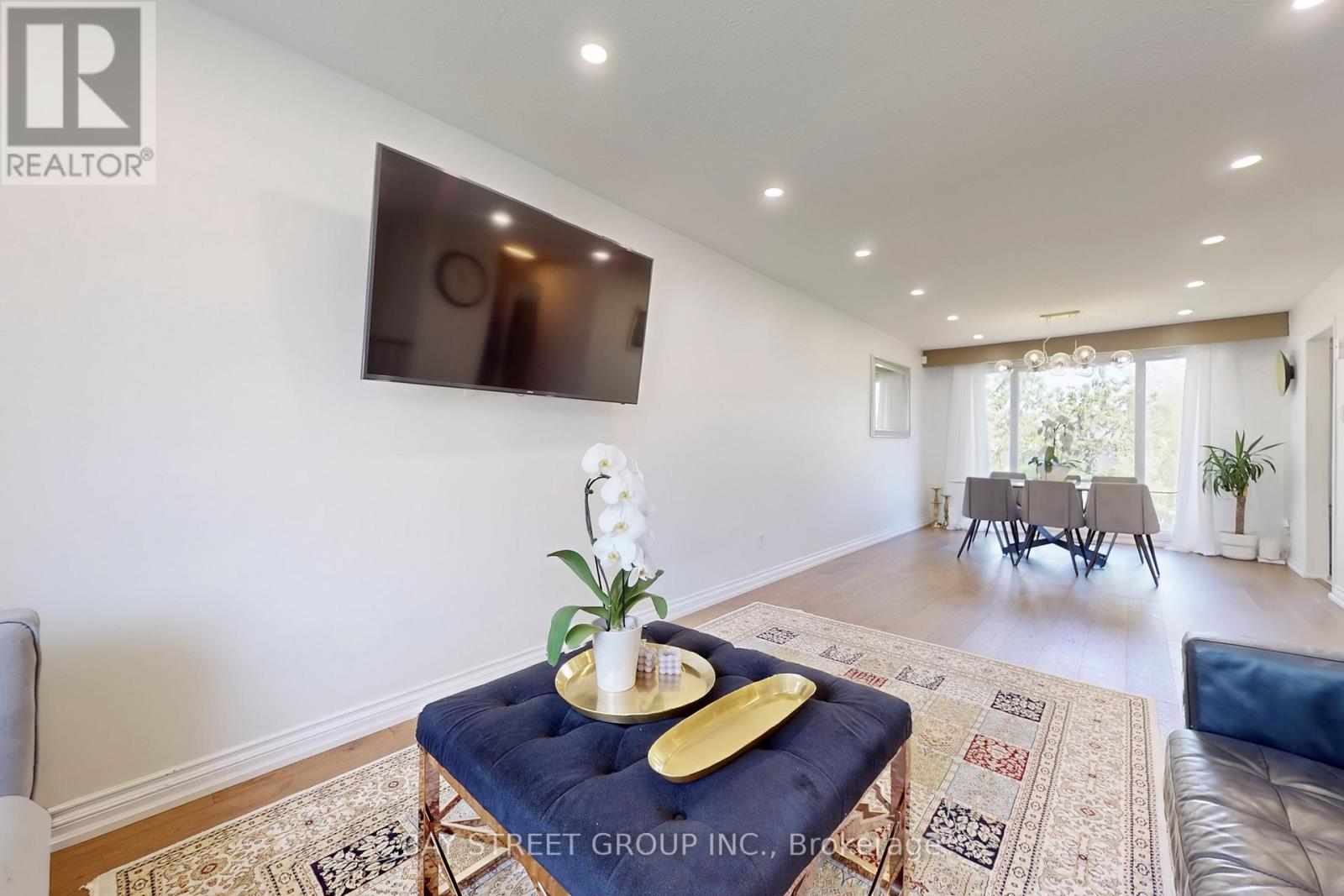 6119 Wabukayne Court, Mississauga, Ontario  L5N 2B1 - Photo 8 - W12498996