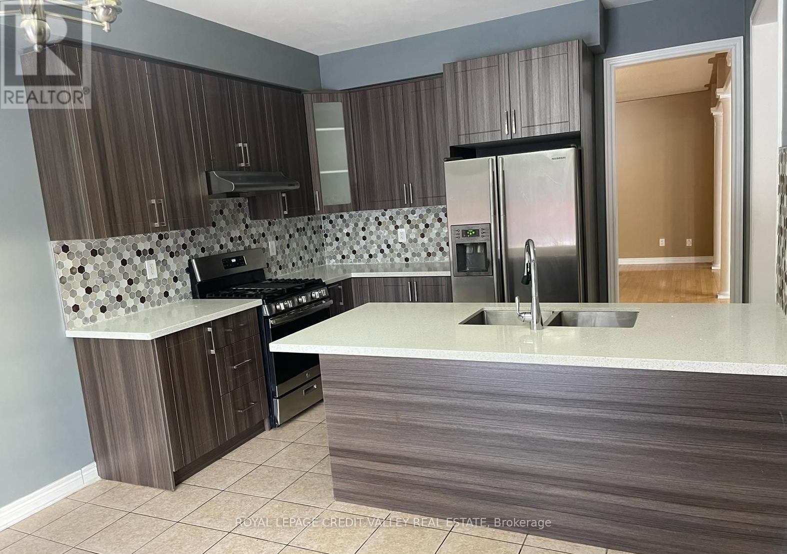 33 Fairlawn Boulevard, Brampton, Ontario  L6P 2X4 - Photo 2 - W12499050