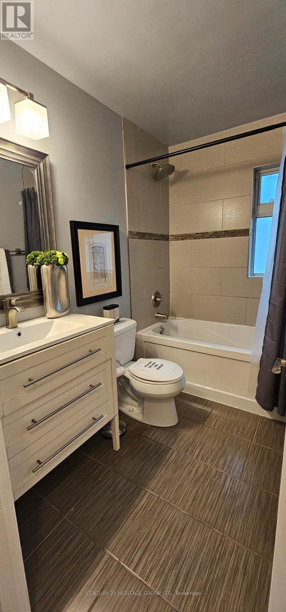 67 Savona Drive, Toronto, Ontario  M8W 4V2 - Photo 10 - W12499068