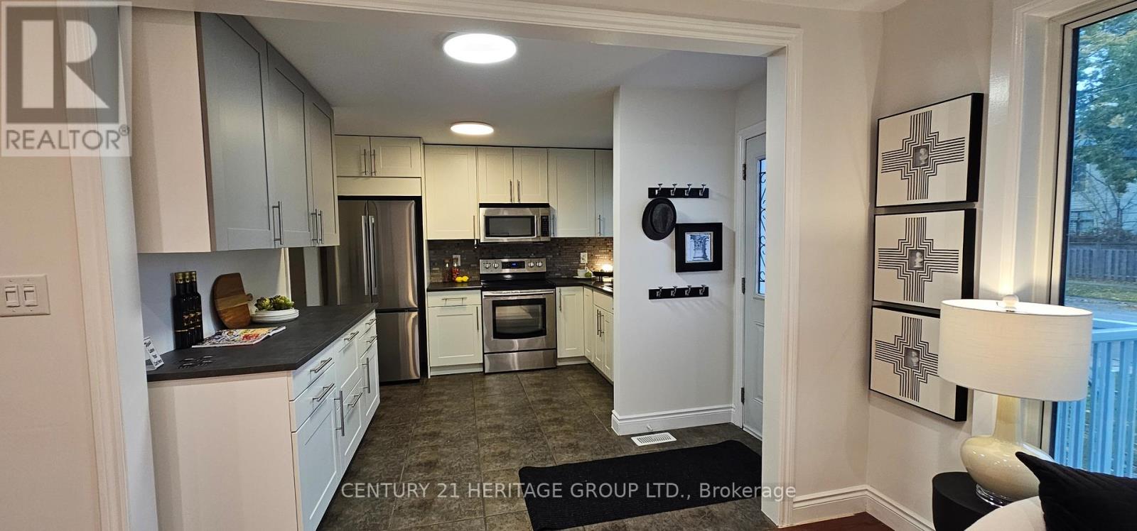 67 Savona Drive, Toronto, Ontario  M8W 4V2 - Photo 3 - W12499068