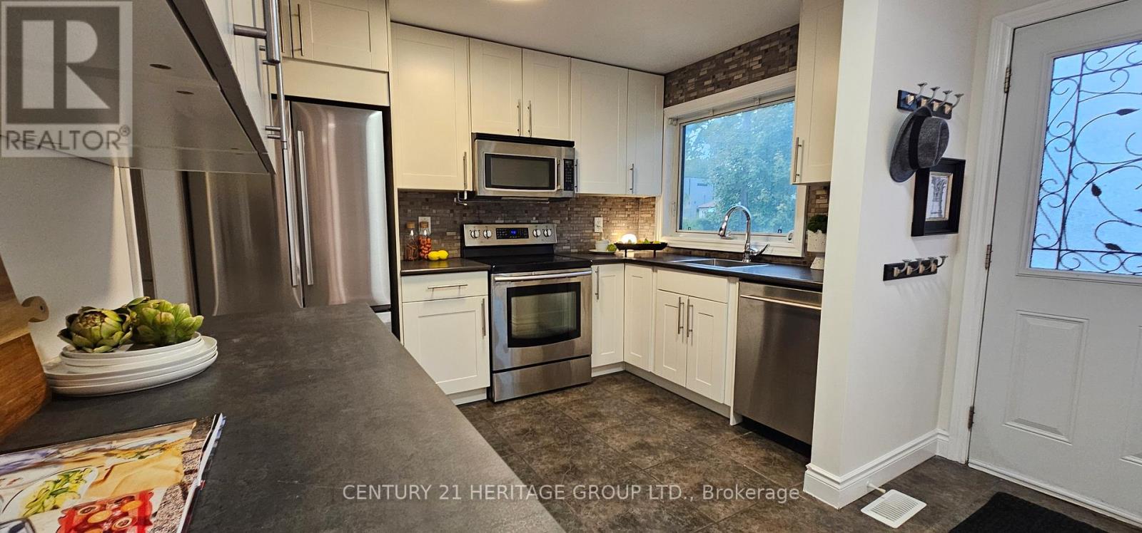 67 Savona Drive, Toronto, Ontario  M8W 4V2 - Photo 4 - W12499068