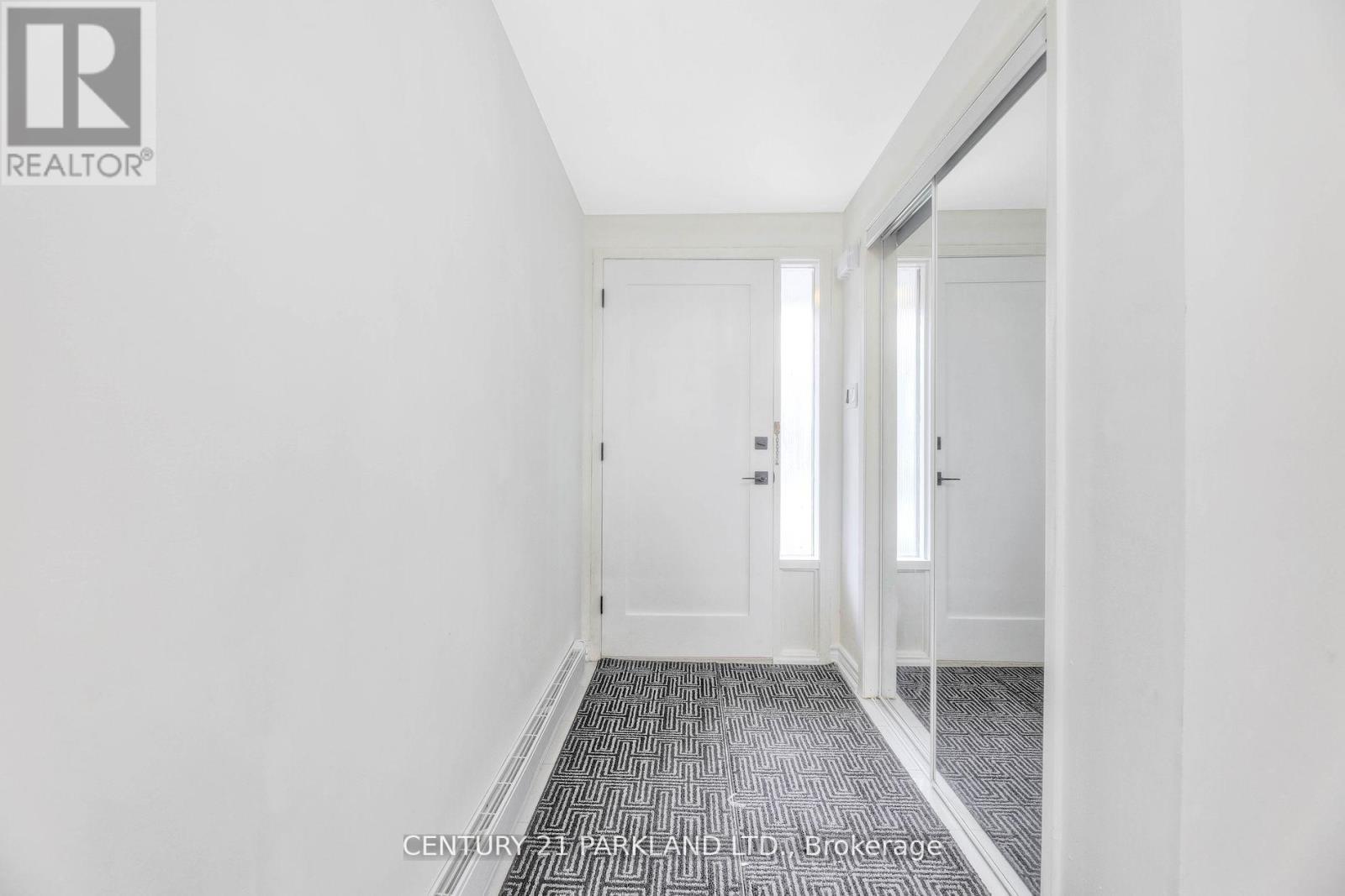 #83 - 2145 Sherobee Road, Mississauga, Ontario  L5A 3G8 - Photo 2 - W12499086