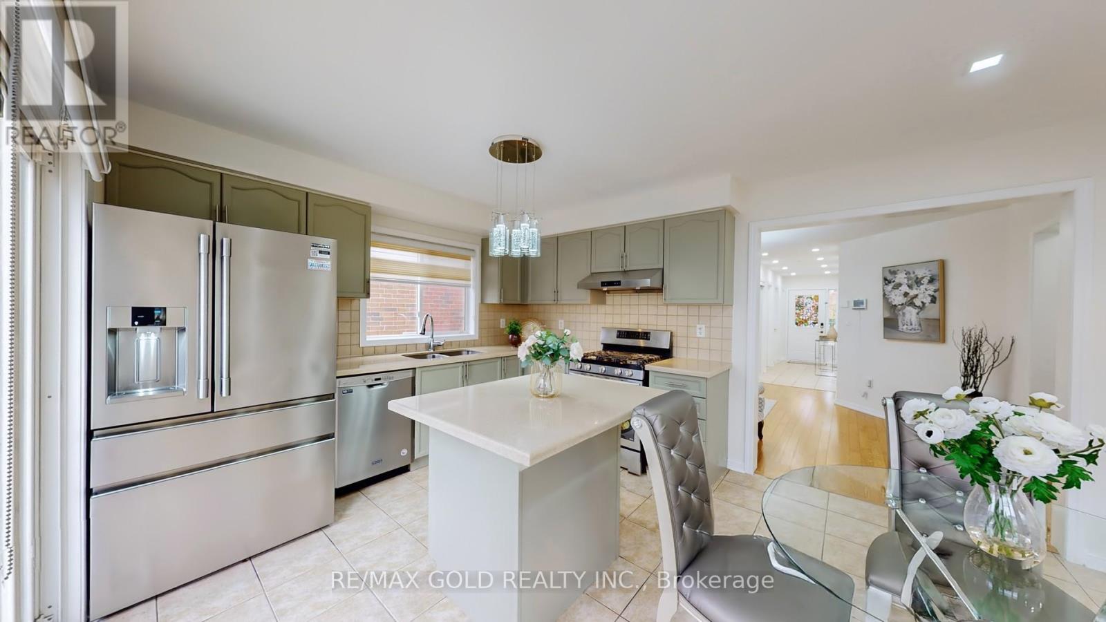 7 Chudleigh Avenue, Brampton, Ontario  L6X 0N1 - Photo 8 - W12499090