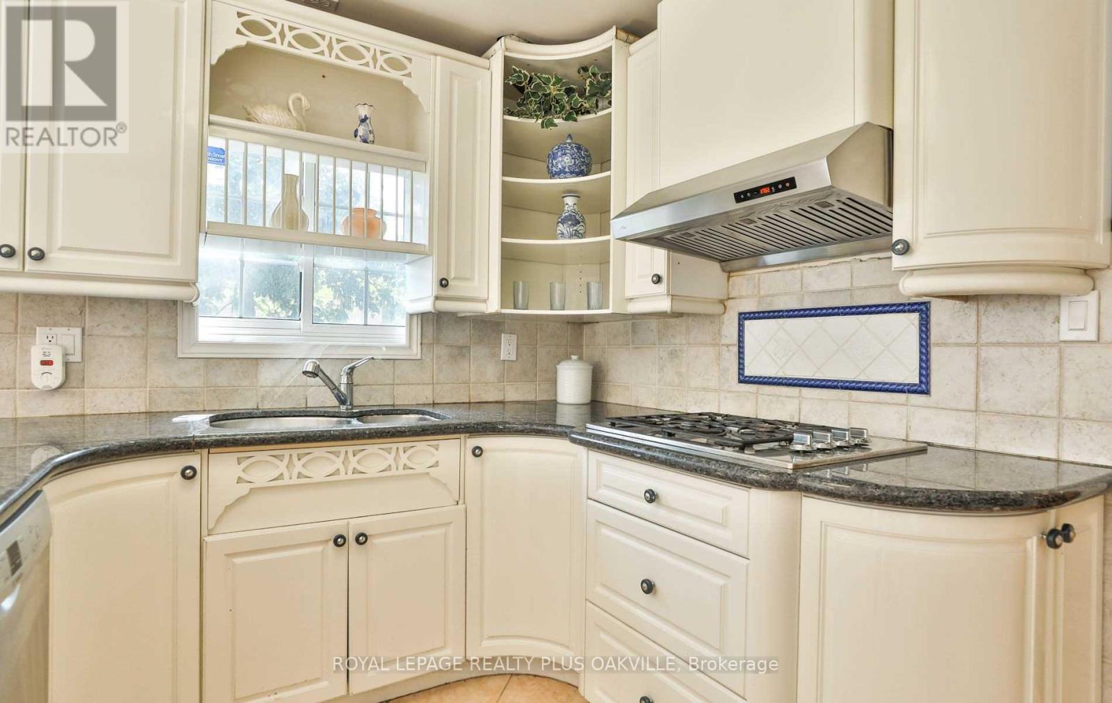 2100 Waycross Crescent, Mississauga, Ontario  L5K 1H9 - Photo 16 - W12499132