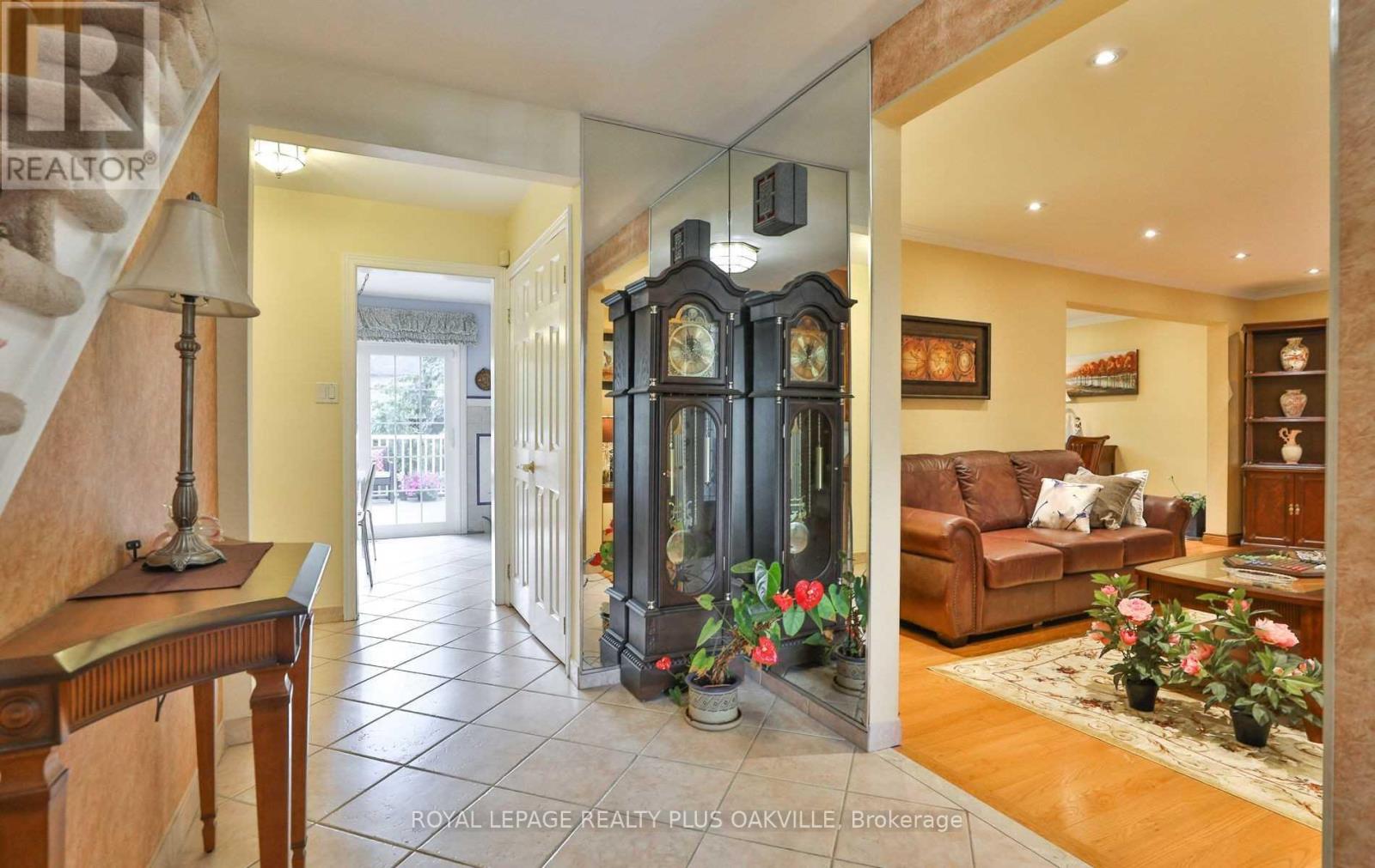 2100 Waycross Crescent, Mississauga, Ontario  L5K 1H9 - Photo 5 - W12499132