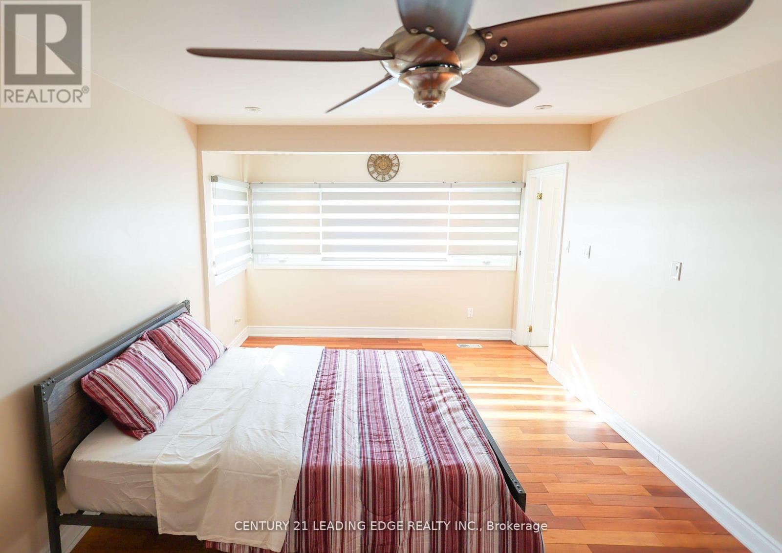 18 Peregrine Grove, Brampton, Ontario  L6S 4B6 - Photo 12 - W12499144