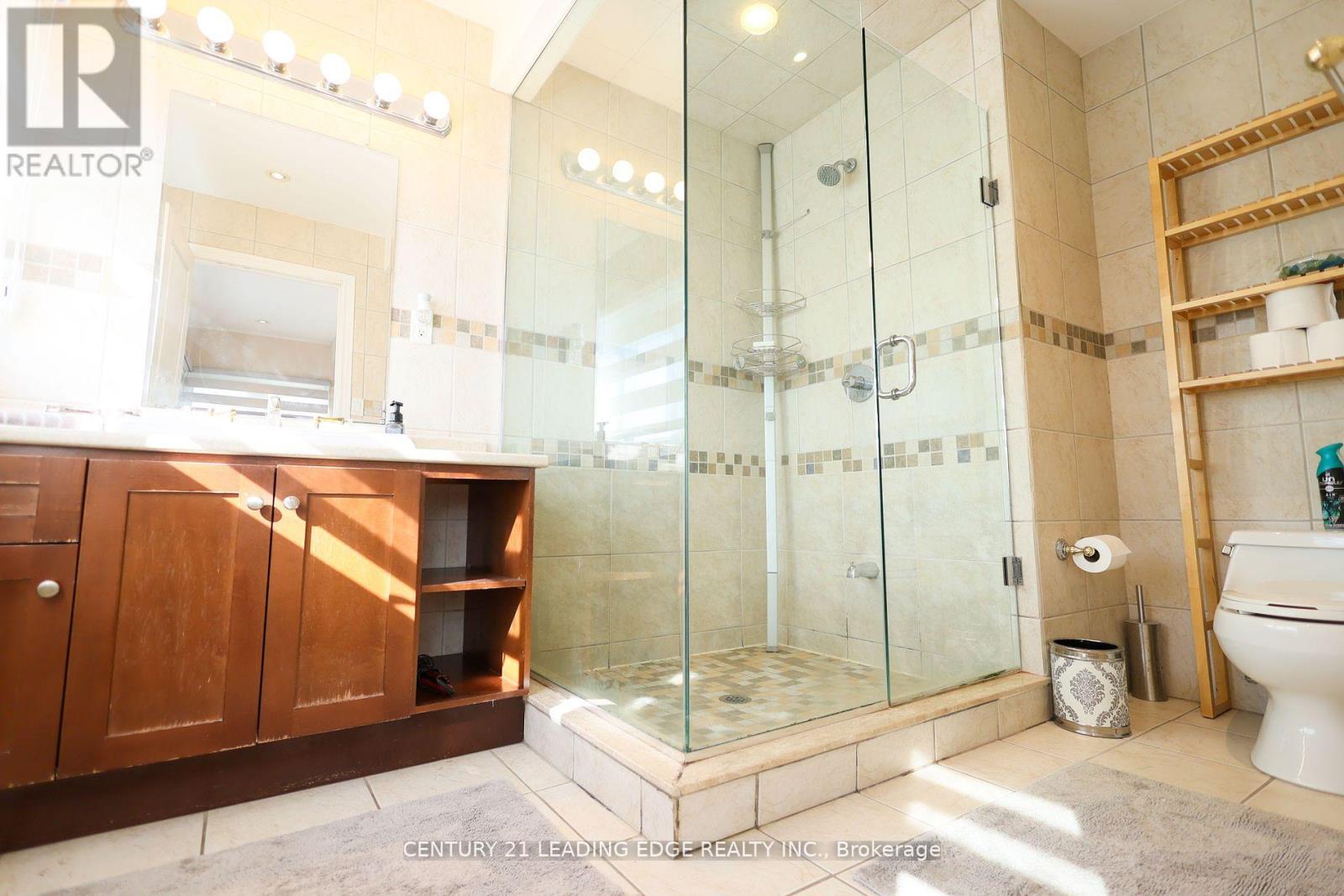 18 Peregrine Grove, Brampton, Ontario  L6S 4B6 - Photo 13 - W12499144