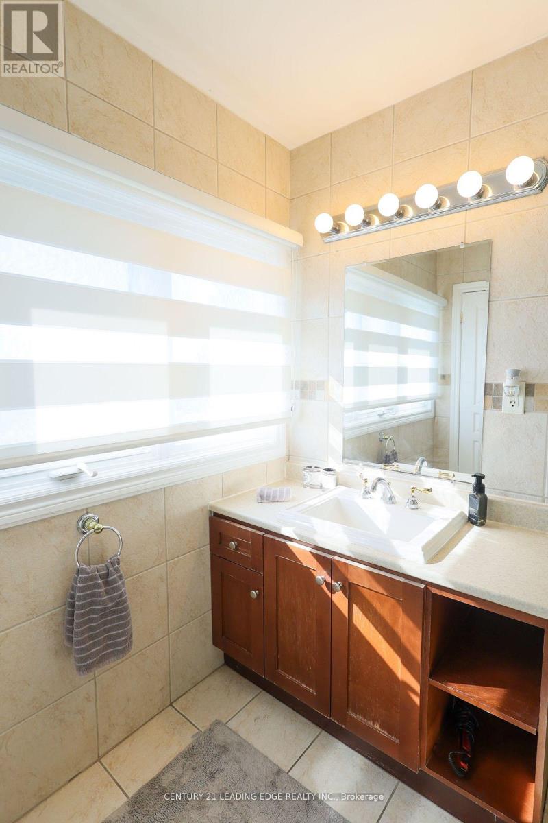 18 Peregrine Grove, Brampton, Ontario  L6S 4B6 - Photo 14 - W12499144