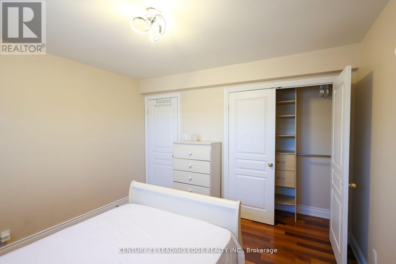 18 Peregrine Grove, Brampton, Ontario  L6S 4B6 - Photo 16 - W12499144