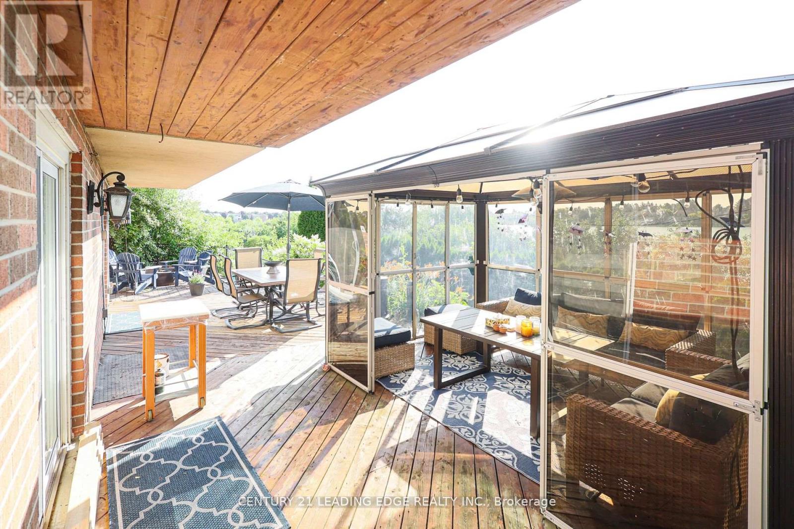 18 Peregrine Grove, Brampton, Ontario  L6S 4B6 - Photo 2 - W12499144