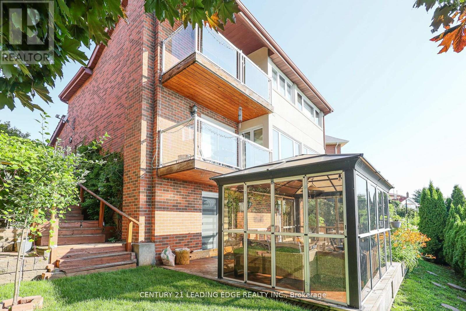 18 Peregrine Grove, Brampton, Ontario  L6S 4B6 - Photo 3 - W12499144