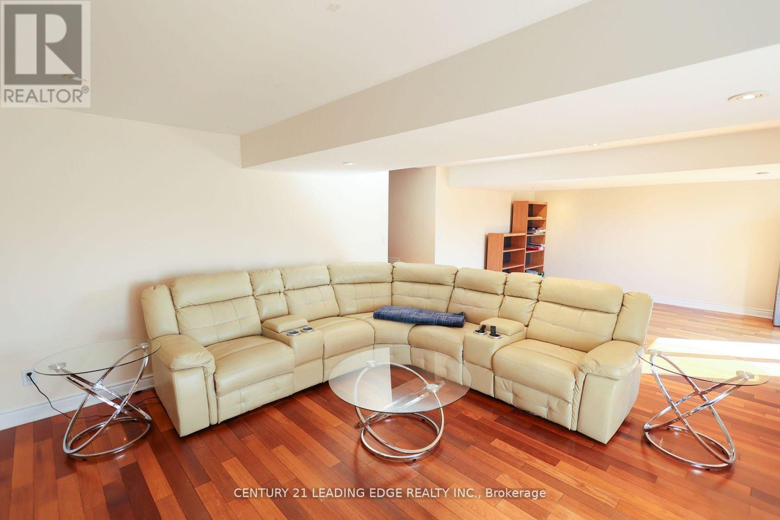 18 Peregrine Grove, Brampton, Ontario  L6S 4B6 - Photo 6 - W12499144