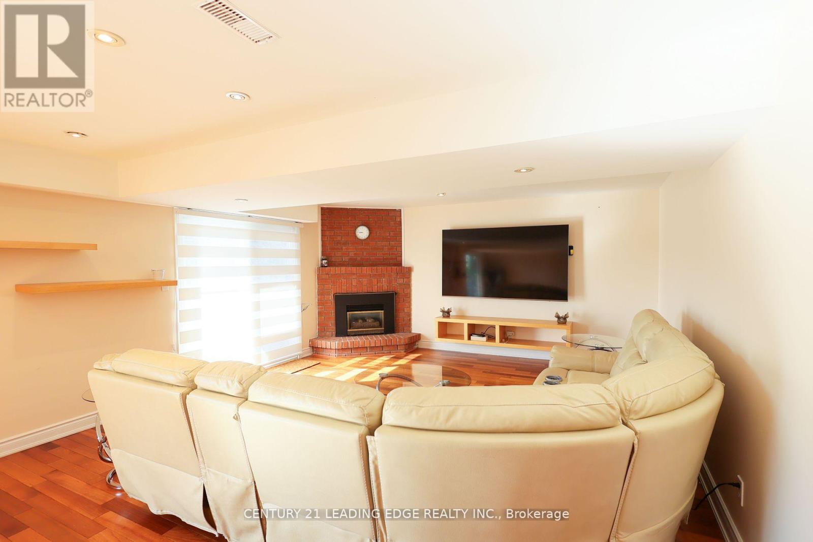 18 Peregrine Grove, Brampton, Ontario  L6S 4B6 - Photo 7 - W12499144