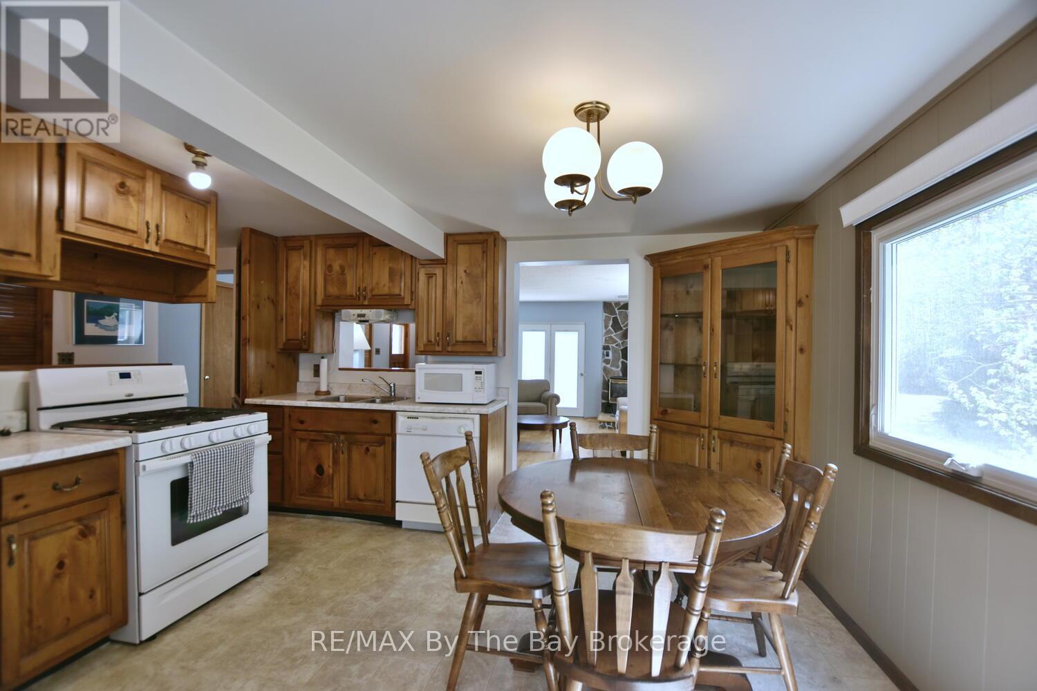 15 Sylvan Avenue, Wasaga Beach, Ontario  L9Z 1T3 - Photo 9 - S12498628