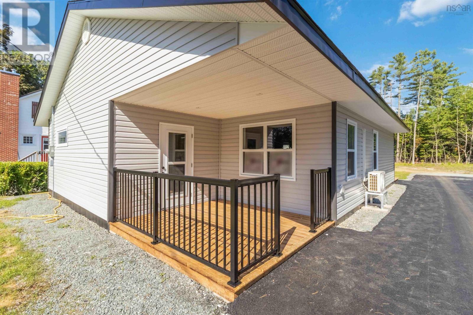 215 Aberdeen Road, Bridgewater, Nova Scotia  B4V 2S5 - Photo 3 - 202521380