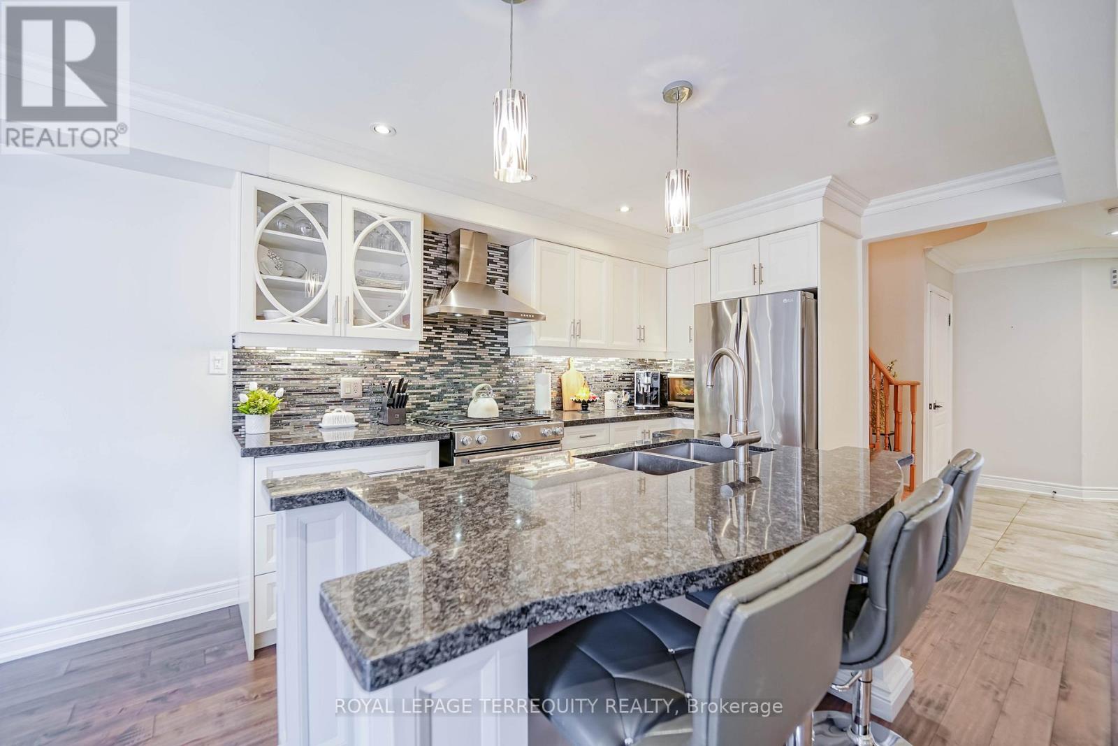 9 Stonebriar Drive, Vaughan, Ontario  L6A 2N5 - Photo 7 - N12499154