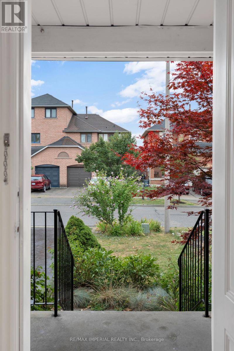 99 Islay Crescent, Vaughan (Maple), Ontario  L6A 2B9 - Photo 4 - N12499182