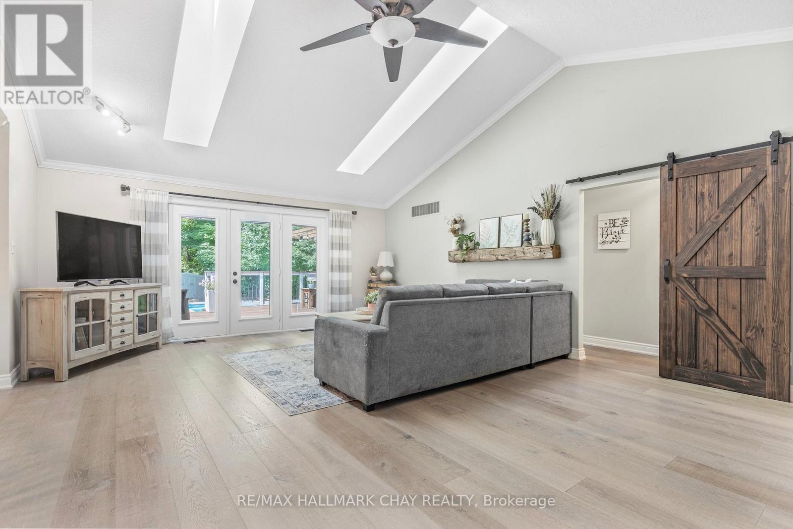 1256 Rainbow Valley Road W, Springwater, Ontario  L0L 2K0 - Photo 11 - S12499200