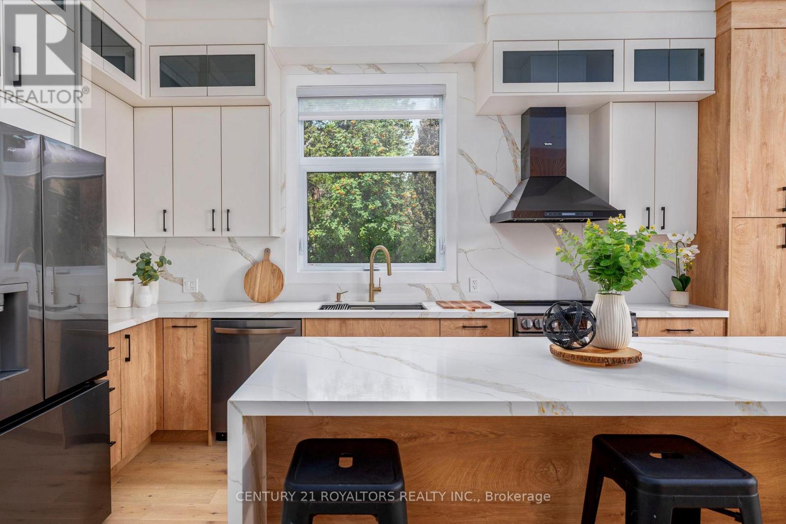 5b Pine Avenue N, Mississauga, Ontario  L5H 2P7 - Photo 11 - W12499178