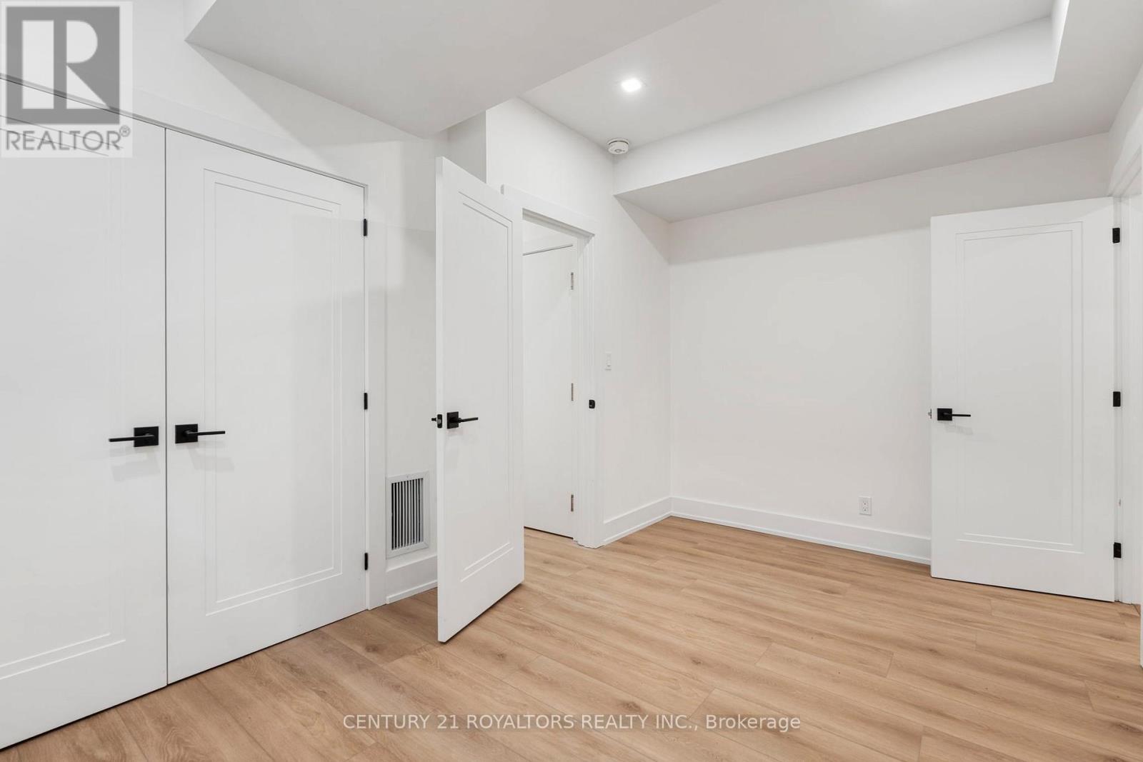 5b Pine Avenue N, Mississauga, Ontario  L5H 2P7 - Photo 28 - W12499178