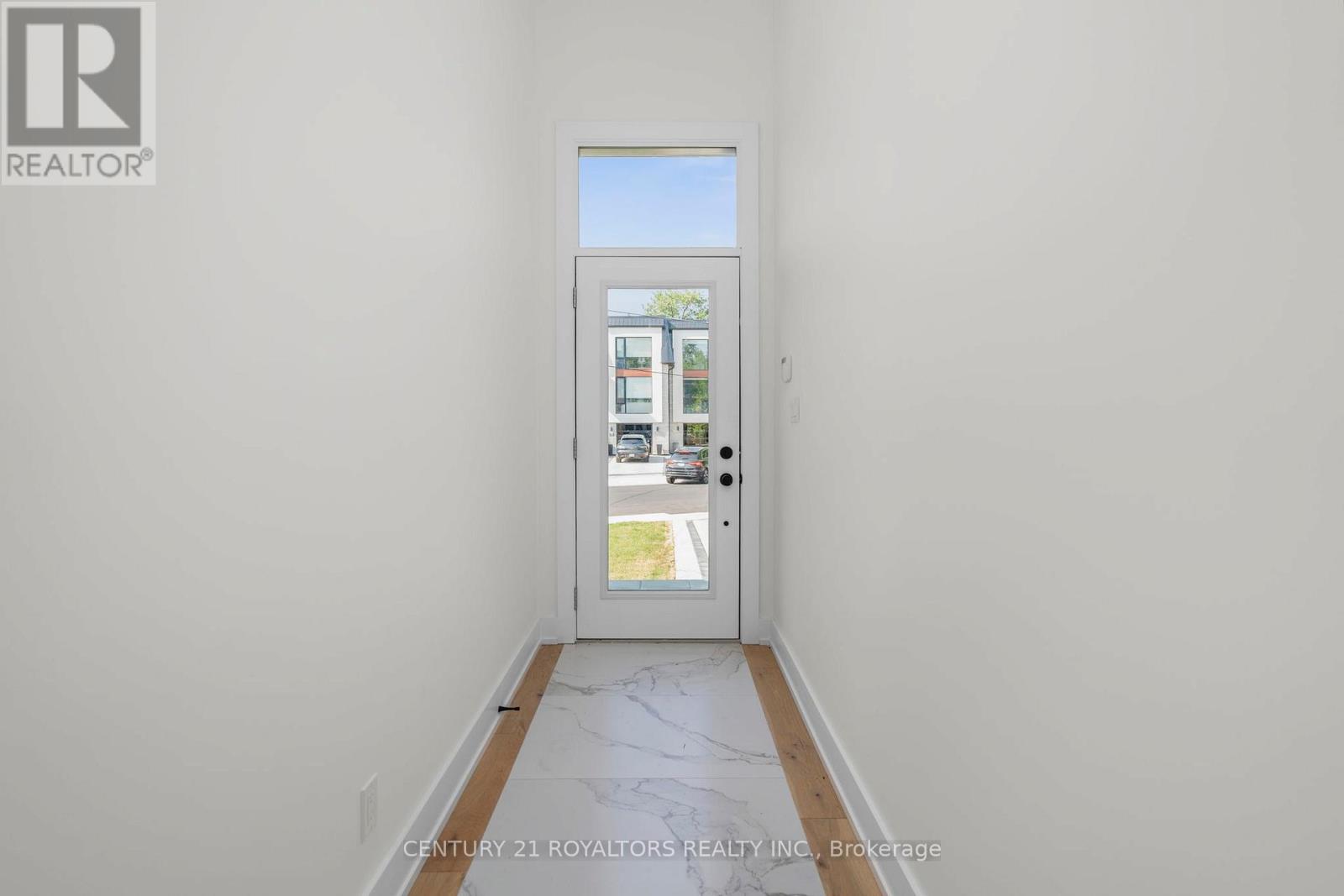 5b Pine Avenue N, Mississauga, Ontario  L5H 2P7 - Photo 3 - W12499178