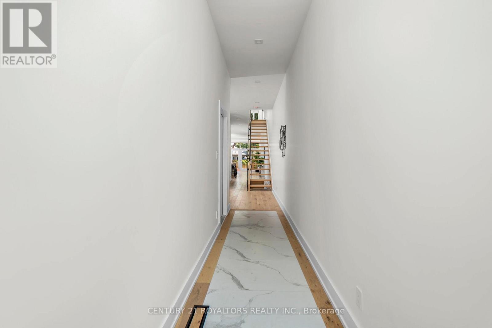 5b Pine Avenue N, Mississauga, Ontario  L5H 2P7 - Photo 4 - W12499178