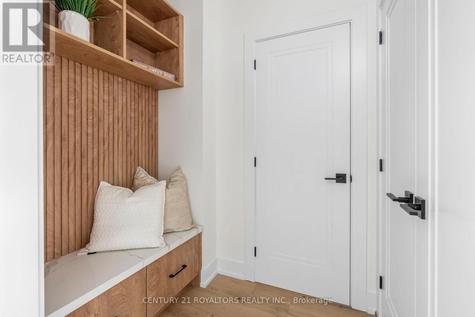 5b Pine Avenue N, Mississauga, Ontario  L5H 2P7 - Photo 9 - W12499178