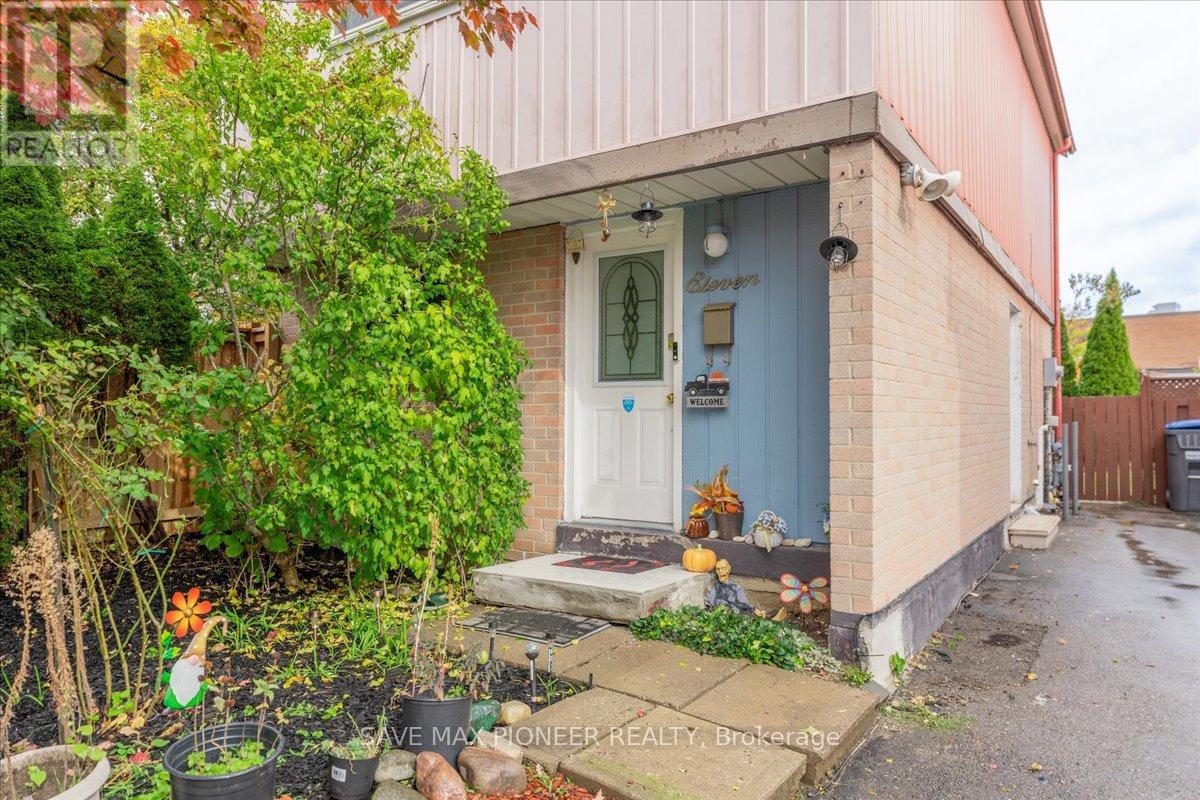 11 Great Oak Court, Brampton, Ontario  L6S 2J9 - Photo 2 - W12499208