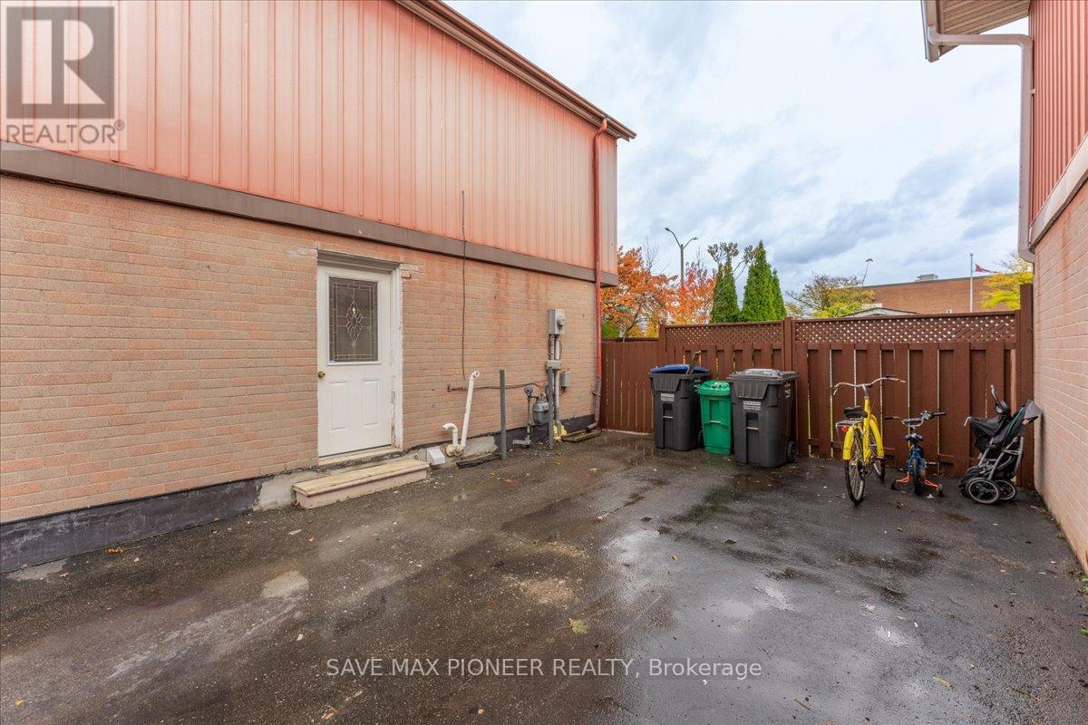 11 Great Oak Court, Brampton, Ontario  L6S 2J9 - Photo 40 - W12499208