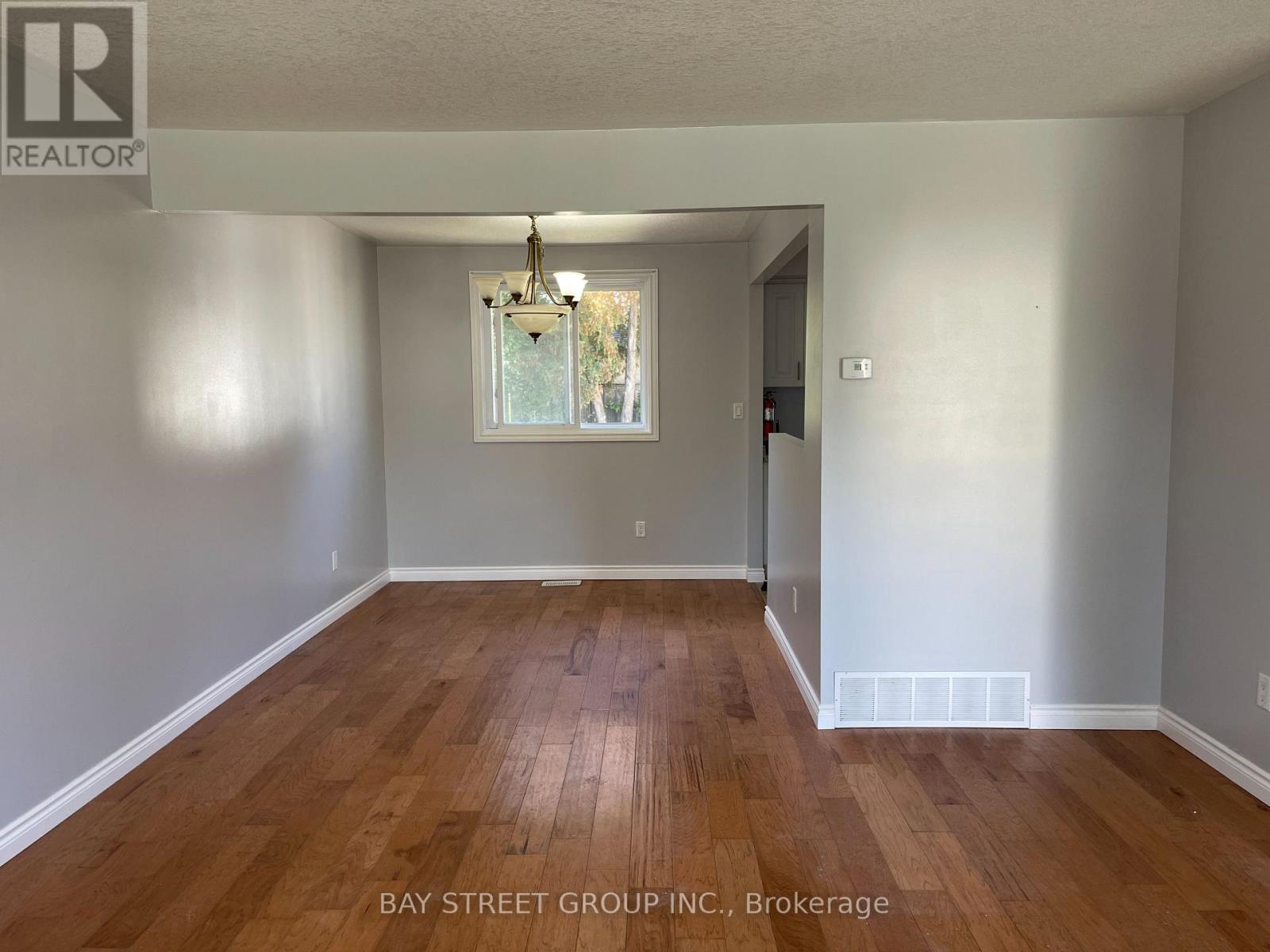 172 Darlington Drive, Hamilton, Ontario  L9C 2M5 - Photo 2 - X12499188