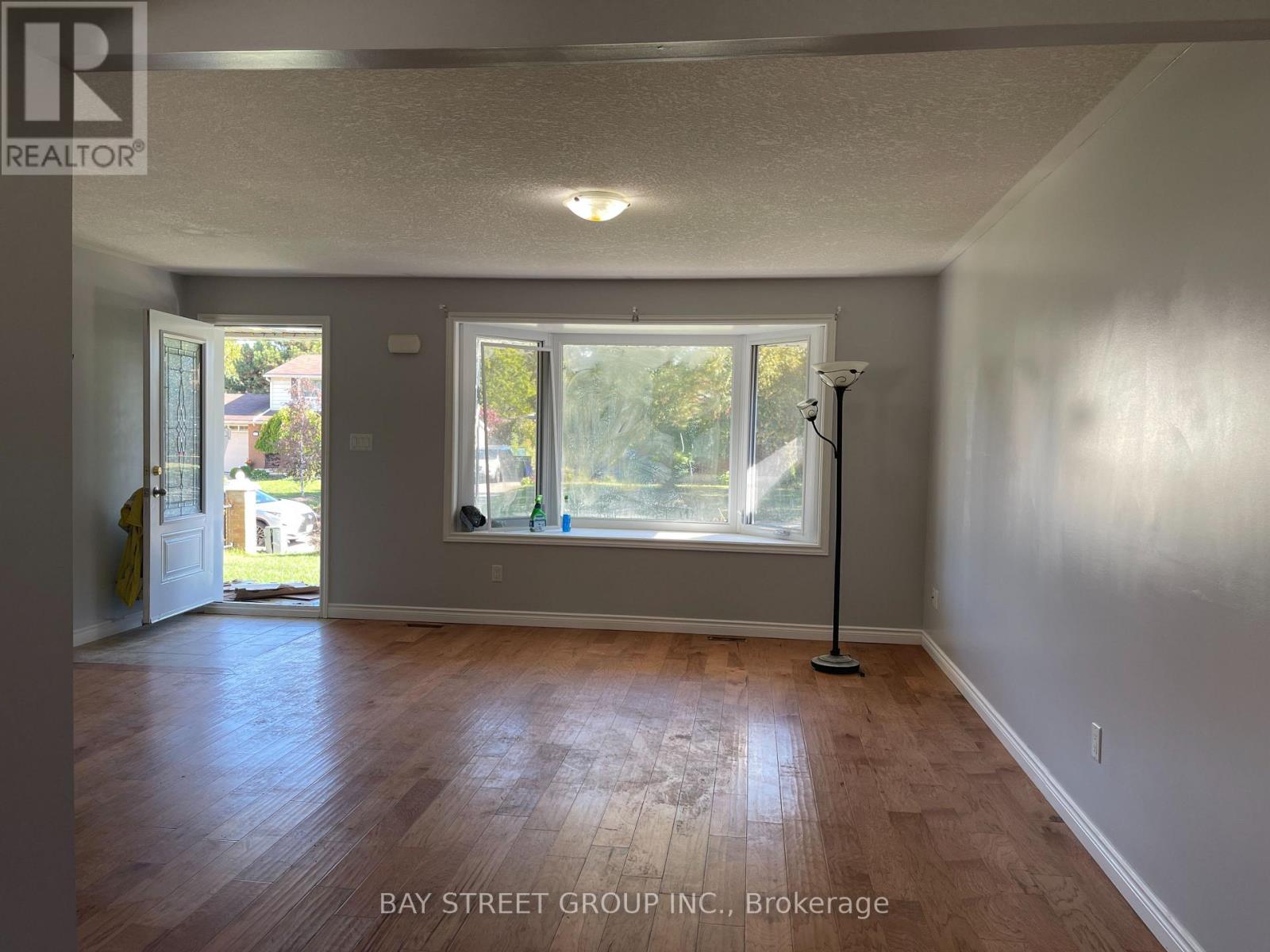 172 Darlington Drive, Hamilton, Ontario  L9C 2M5 - Photo 3 - X12499188