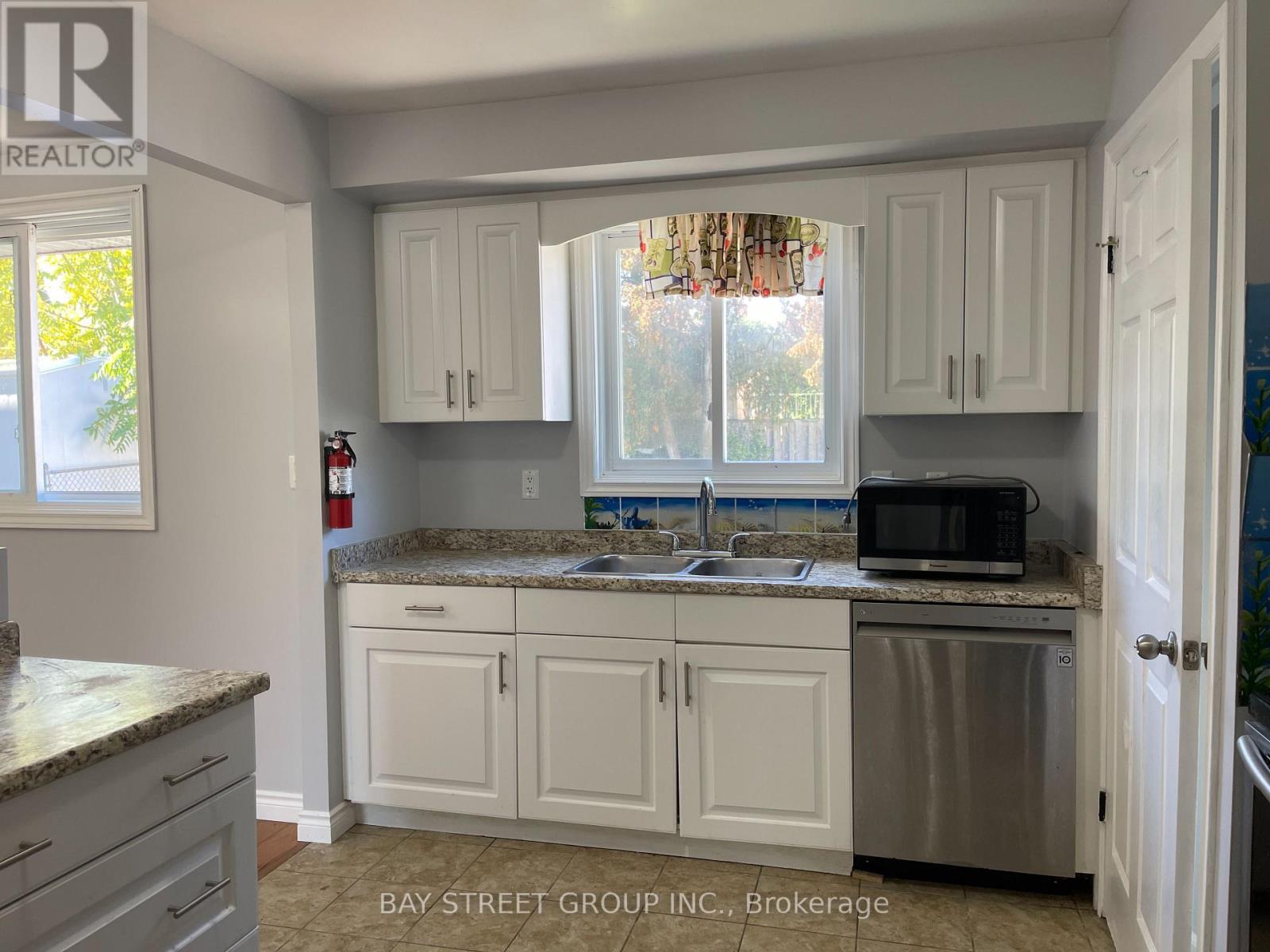 172 Darlington Drive, Hamilton, Ontario  L9C 2M5 - Photo 4 - X12499188