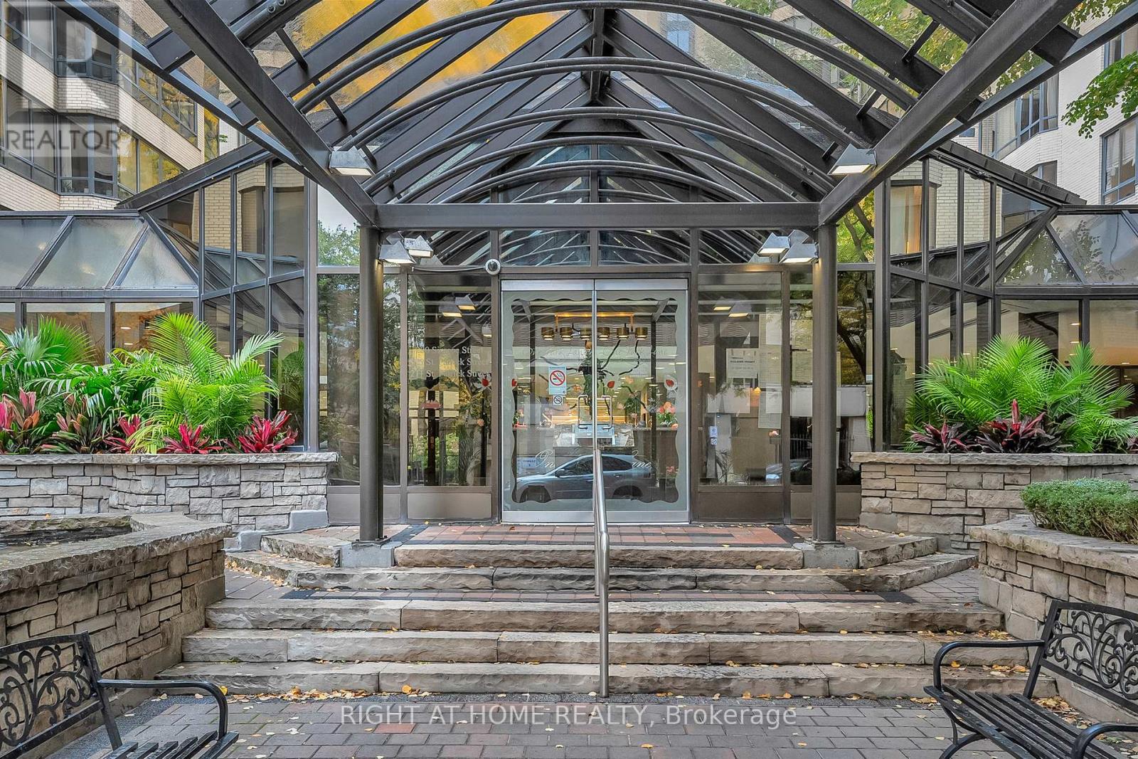 506 - 280 Simcoe Street, Toronto, Ontario  M5T 2Y5 - Photo 2 - C12499272