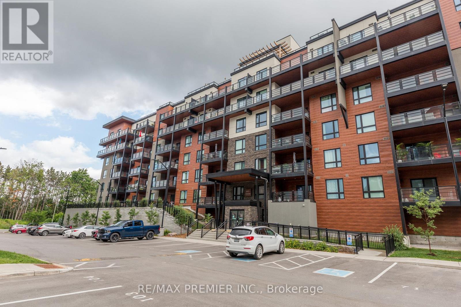 513 - 302 Essa Road, Barrie (0 West), Ontario  L9J 0H3 - Photo 3 - S12499322