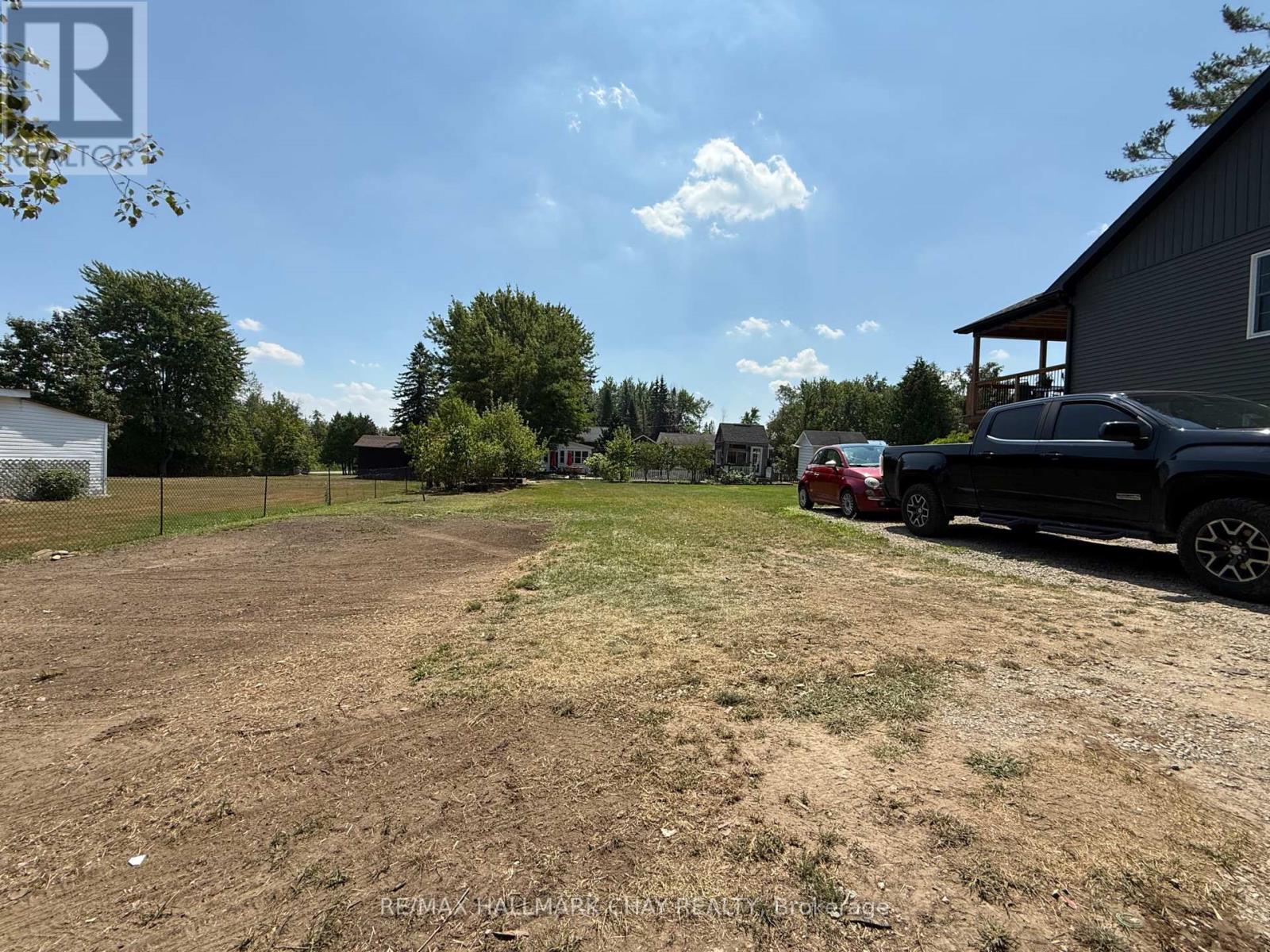 1047(B) Larch Street, Innisfil, Ontario  L0L 1R0 - Photo 4 - N12338930