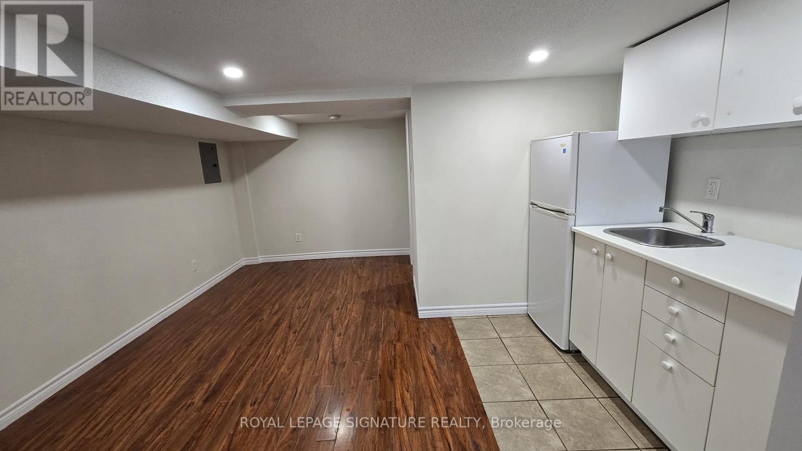 Lower #3 - 3661 Lakeshore Boulevard W, Toronto, Ontario  M8W 1P7 - Photo 3 - W12499258