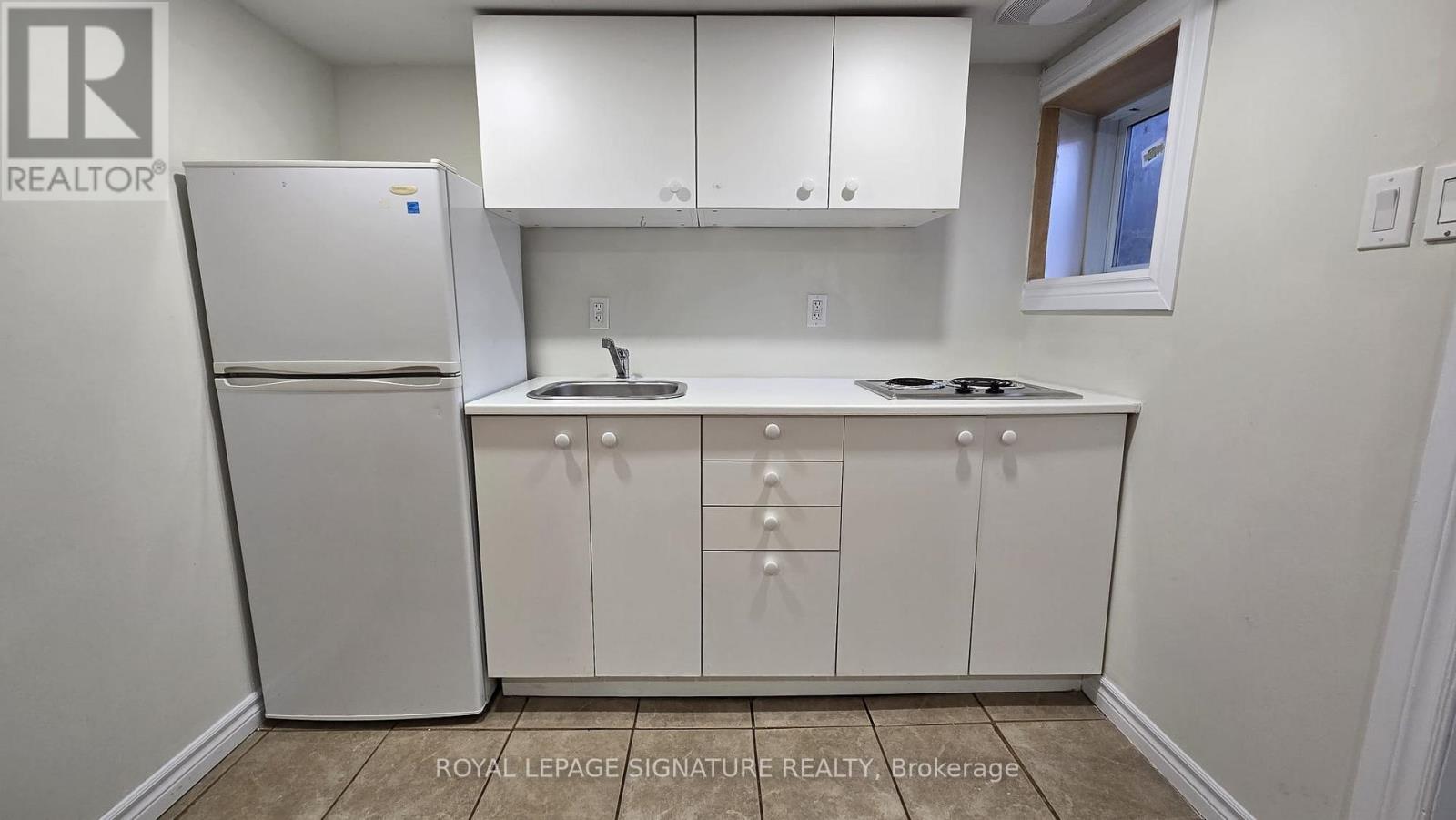 Lower #3 - 3661 Lakeshore Boulevard W, Toronto, Ontario  M8W 1P7 - Photo 4 - W12499258