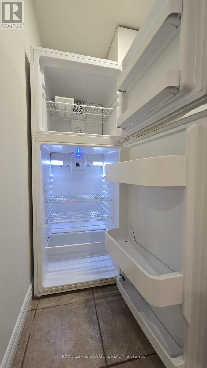 Lower #3 - 3661 Lakeshore Boulevard W, Toronto, Ontario  M8W 1P7 - Photo 5 - W12499258