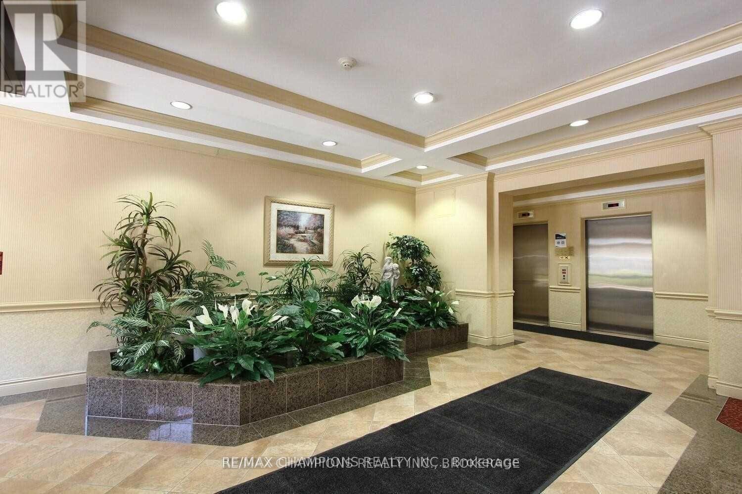 303 - 8 Dayspring Circle, Brampton, Ontario  L6P 2Z7 - Photo 2 - W12499268