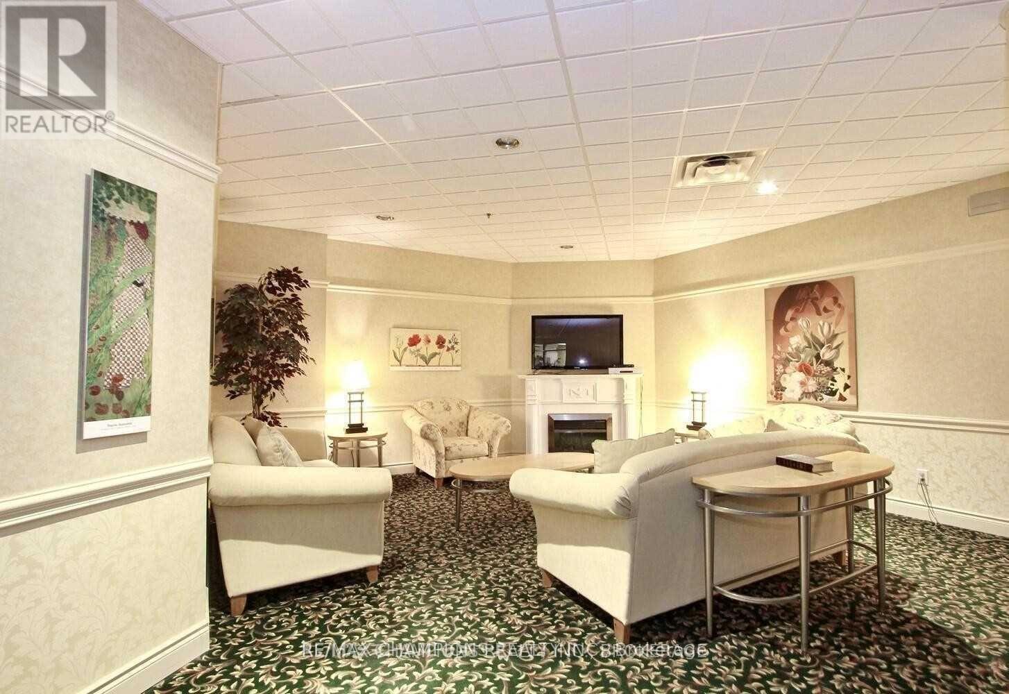 303 - 8 Dayspring Circle, Brampton, Ontario  L6P 2Z7 - Photo 3 - W12499268